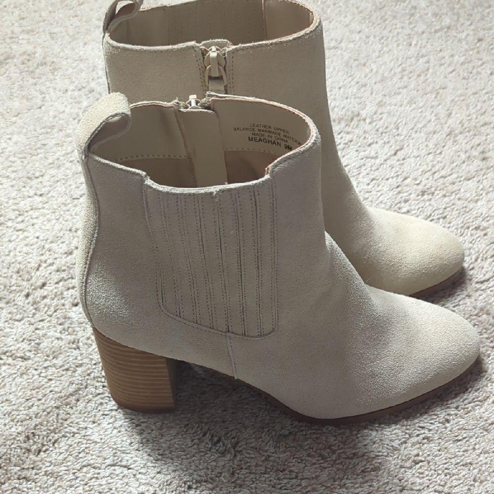 Violet & Red Cream Ankle Boots with Ribbed Elastic Panels NWOT